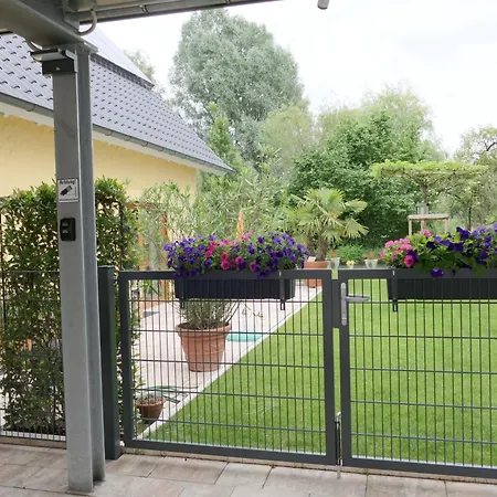 Apartment Ferienwohnung, 1-zimmer, 1-3 Personen, 31 Qm, Mit Balkon, In Ruhige Lage, Direkt An Der Aach Singen