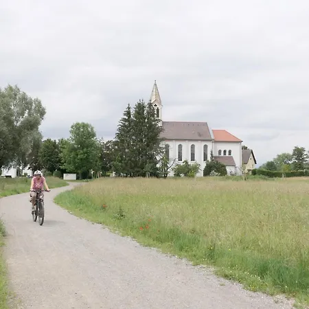 Ferienwohnung, 1-zimmer, 1-3 Personen, 31 Qm, Mit Balkon, In Ruhige Lage, Direkt An Der Aach *